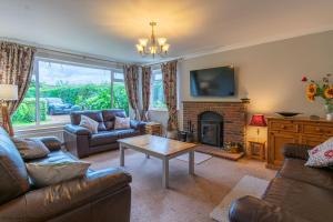 Posezení v ubytování 4 bed Coastal cottage sleeping 10 with hot tub