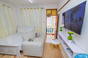 TV a/nebo společenská místnost v ubytování Yunke Homes Comfortable Studio in Bamburi