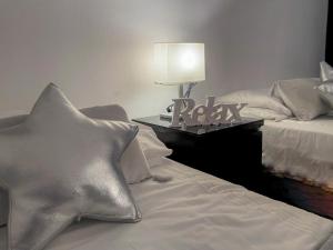 ein Schlafzimmer mit zwei Betten und einem Tisch mit einem Stern darauf in der Unterkunft Modern Marina Apt Fantastic in Estepona + 15 Fotos