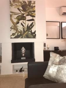 ein Wohnzimmer mit einer Couch und einem Gemälde an der Wand in der Unterkunft Modern Marina Apt Fantastic in Estepona