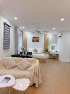 un soggiorno con un divano e un letto di Sunshine house Phú Quốc - big apartment firework a Phu Quoc