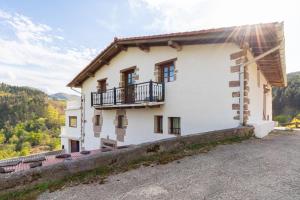 a house with a balcony on the side of it at Casa Rural - La Tregua 