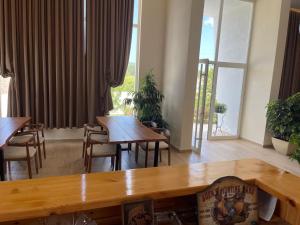 a dining room with tables and chairs and a window at Leaan 