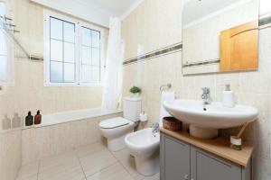 a bathroom with a sink and a toilet and a tub at Casa Anik Boutique Home, La laguna in Las Lagunas