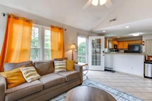 Η κουζίνα ή μικρή κουζίνα στο Walk to East Beach Apt with Outdoor Space