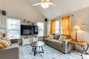 Μια τηλεόραση ή/και κέντρο ψυχαγωγίας στο Walk to East Beach Apt with Outdoor Space