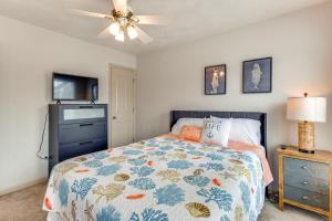 Ένα ή περισσότερα κρεβάτια σε δωμάτιο στο Walk to East Beach Apt with Outdoor Space