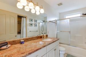 Ένα μπάνιο στο Walk to East Beach Apt with Outdoor Space +16 φωτογραφίες