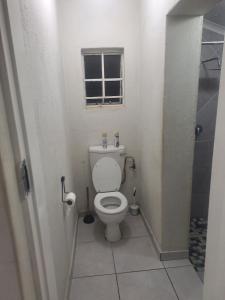 ein Badezimmer mit Toilette und Fenster in der Unterkunft Bella Cottage Escape in Centurion