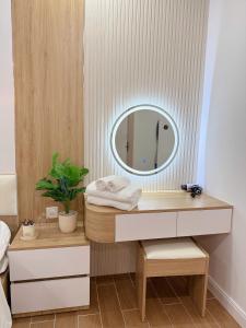 un bagno con lavandino e specchio di Sunshine house Phú Quốc - big apartment firework a Phu Quoc