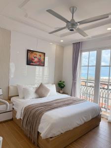 una camera con letto e ventilatore a soffitto di Sunshine house Phú Quốc - big apartment firework a Phu Quoc