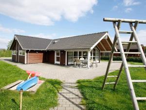 Sønderbyにある8 person holiday home in Juelsminde-By Traumの遊び場付きの家
