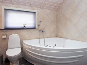 Sønderbyにある8 person holiday home in Juelsminde-By Traumの浴槽、トイレ、窓のあるバスルーム +18枚の写真
