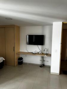 a room with a flat screen tv on a wall at Elegante y Confortable Suites in Bucaramanga