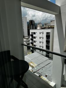 a balcony with a table and a view of a city at Elegante y Confortable Suites in Bucaramanga