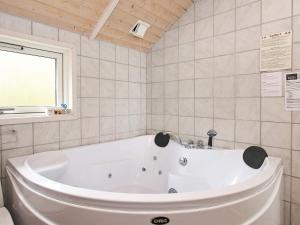 Koupelna v ubytování 6 person holiday home in Vestervig-By Traum