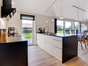 Dapur atau dapur kecil di 8 person holiday home in Hejls +15 gambar