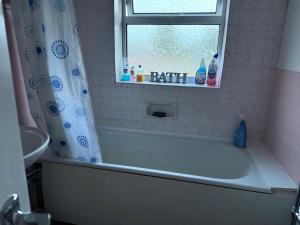 Bilik mandi di Lovely 3 Bed House in Oadby-Leicester