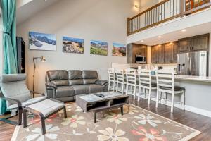 un soggiorno con un divano e un tavolo di Ski-InandSki-Out Gemini Lift Access! Home with Hot Tub a Winter Park