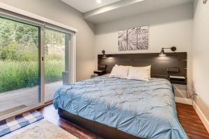 una camera da letto con un letto e una grande finestra di Ski-InandSki-Out Gemini Lift Access! Home with Hot Tub a Winter Park