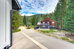 una vista aerea di una casa con vialetto di Ski-InandSki-Out Gemini Lift Access! Home with Hot Tub a Winter Park