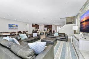 Телевизор и/или развлекательный центр в Astounding Home Near Disney With Themed & Media Room, Pool Table With Waterpark & Resort Access At Encore Resorts Reunion - 240Cl