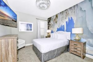 Кровать или кровати в номере Astounding Home Near Disney With Themed & Media Room, Pool Table With Waterpark & Resort Access At Encore Resorts Reunion - 240Cl