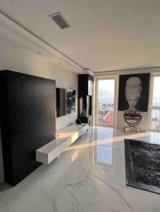 Μια τηλεόραση ή/και κέντρο ψυχαγωγίας στο Luxury modern apartment on the lake