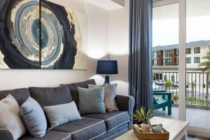 巴拿马城海滩Calypso 3 New Relax Unwind Luxury PCB next to Pier Park 3 Bed 2 Bath Pool Hot Tub Tikki bar的带沙发和大窗户的客厅 更多64张照片