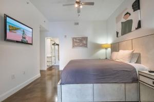 une chambre avec un lit et une télévision à écran plat dans l'établissement 3 bedroom Corner Suite, à Orlando