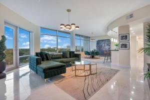 salon z kanapą i stołem w obiekcie Lake Eola Corner 3 BDRM Suite w Orlando