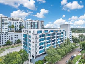 widok z powietrza na biały budynek apartamentowy w obiekcie Lake Eola Corner 3 BDRM Suite w Orlando