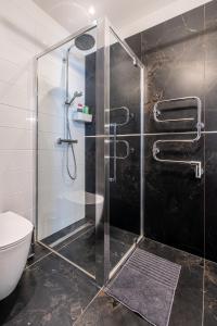 Ένα μπάνιο στο Forest view front line apartment on Dzintaru avenue