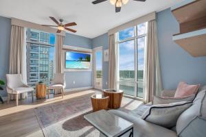 Μια τηλεόραση ή/και κέντρο ψυχαγωγίας στο 2 Bdrm Penthouse with Billiards