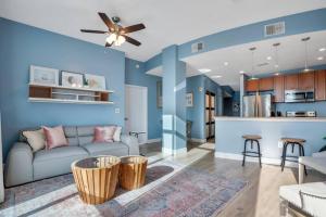 Η κουζίνα ή μικρή κουζίνα στο 2 Bdrm Penthouse with Billiards