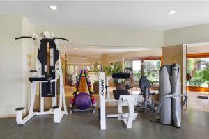 un gimnasio con cintas de correr y máquinas elípticas en Beachfront Premium Ocean View 5 Star Beach View, en Cabo San Lucas