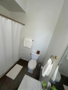 Un baño de Boutique Two Bedroom Apartment 17 fotos más