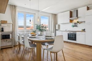 Η κουζίνα ή μικρή κουζίνα στο Hellohome - Urban Design Apartment am Schloss - 115qm - Kicker