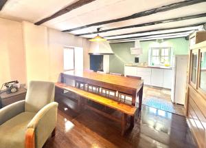 a living room with a wooden table and a kitchen at Casa Rural - La Tregua 