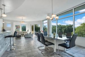 Et opholdsområde på Large Corner 3 Bdrm Oasis Lake Eola