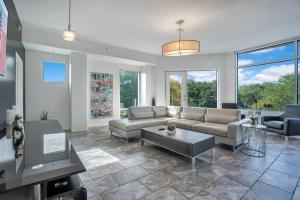 Et opholdsområde på Large Corner 3 Bdrm Oasis Lake Eola