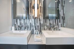 Et badeværelse på Large Corner 3 Bdrm Oasis Lake Eola + 43 billeder