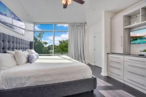 En eller flere senge i et værelse på Large Corner 3 Bdrm Oasis Lake Eola