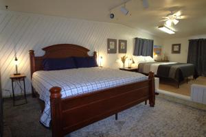 a bedroom with a large bed and a bed istg at Paddleboards, Grill, Fire Pit, Air Hockey, WD, Brkfst, Sleeps 14 in Page