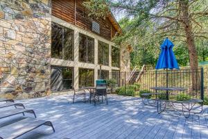 Κήπος έξω από το Dollywood Retreat Stylish Townhouse with Pool