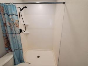 Et badeværelse på Downstairs studio on 13 st + 24 billeder