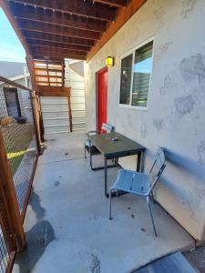 En balkon eller terrasse på Downstairs studio on 13 st