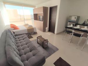 a living room with a couch and a bed at Inconfundible, Studio Inizio in Santa Cruz de la Sierra