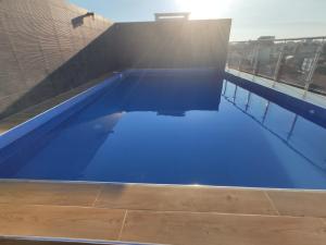 a swimming pool with blue water in a building at Inconfundible, Studio Inizio in Santa Cruz de la Sierra