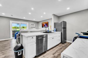 Η κουζίνα ή μικρή κουζίνα στο Relaxed 2BR Condo Close to Dining and Entertainment